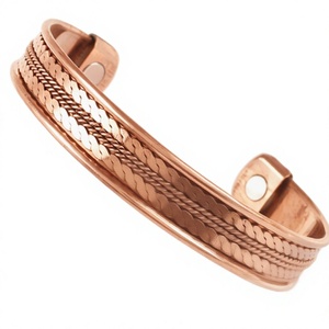 Bracelet en cuivre massif magnétique gravé à triple rangée de tresses, bijou en métal tendance au design exquis - Product Image 1