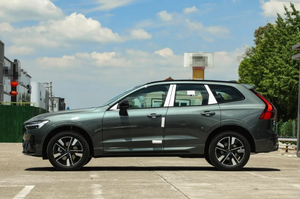 Voiture neuve automatique 2024, 180 km, <span class=keywords><strong>VOLVO</strong></span> XC60 B5 AWD Deluxe, SUV familial de taille moyenne, performance <span class=keywords><strong>Volvo</strong></span>, à <span class=keywords><strong>vendre</strong></span> - Product Image 2