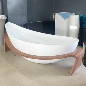 Bañera Exenta de Inmersión de Diseño Único y Moderno con Marco de Patrón de Madera, Superficie Sólida de Piedra Artificial con Desagüe - Product Image 4