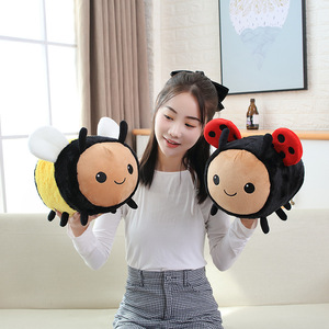 Kuschelige Anime-Marienkäfer- und Bienen-Plüschtiere mit Lächelndem Gesicht und Roten Flügeln Weiches Marienkäfer-Kuscheltier Kissen - Product Image 5