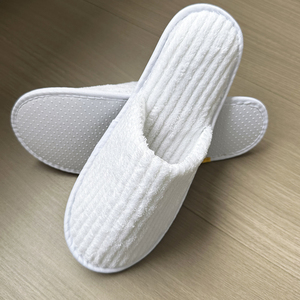 प्रीमियम मोटी-फाइबर सर्दियों गर्म गैर-पर्ची नीचे सफेद कोरल फ्लेक्स डिस्पोजेबल स्लाइपरों के लिए अनुकूलन योग्य लोगो - Product Image 1