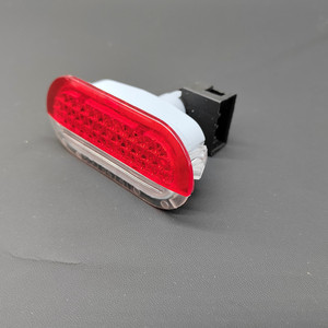 Lumière intérieure de porte Skoda 6Q0 947 411 halogène semi-rouge à clipser - Product Image 1
