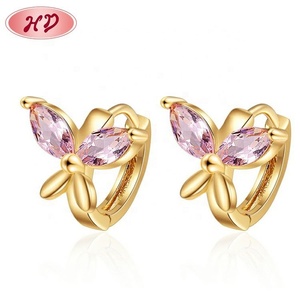 ต่างหูห่วงแบบกอดหูประดับคริสตัลสีชมพูรูปผีเสื้อ ชุบทอง 18K สำหรับผู้หญิง น่ารัก ประดับเพชรเม็ดเล็ก ทันสมัย ใส่ได้ทุกวัน - Product Image 2