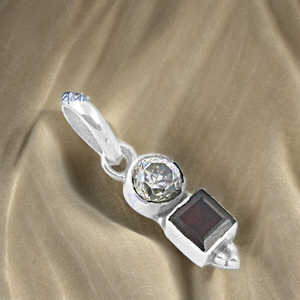 Collar de Lujo Art Palace con Colgante Geométrico de Plata Rodiada de Diseñador Famoso, con Engaste de Bisel de Circonita Cúbica y Granate, Regalo de Lujo - Product Image 1