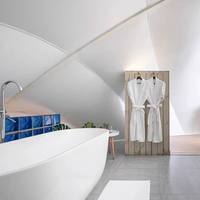 Tente de villégiature extérieure de luxe imperméable en forme d'escargot, maison préfabriquée pour la vie en famille dans un camping de prestige