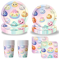 Adorables décorations colorées pour fête d'anniversaire : assiettes en carton, gobelets, bannière, nappe, et décorations de gâteau.
