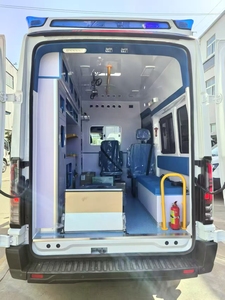 Ampliamente utilizado en el campo médico, motor diésel, volante a la izquierda y a la derecha, camioneta ambulancia F0rd para el transporte de enfermos y pacientes. - Product Image 2