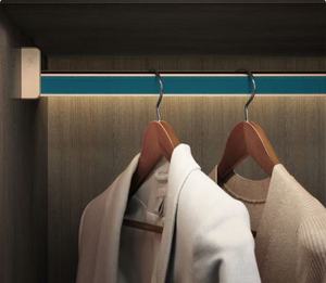 Système de dressing sur mesure en <span class=keywords><strong>bois</strong></span> <span class=keywords><strong>massif</strong></span> multicouche moderne, disposition personnalisée pour une chambre à coucher parfaitement aménagée - Product Image 5