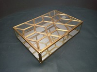 Caja de Almacenamiento y Exhibición de Joyas de Latón y Vidrio con Diseño Artesanal B22, Elegante y Geométrica, con Base de Espejo, 10x7x2.25