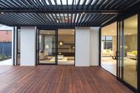Pergola motorisée au design moderne, en aluminium, imperméable, au design personnalisé, auvent et toit à lames en aluminium