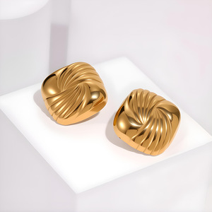 Elegantes pendientes cuadrados en tonos dorados, tachuelas geométricas texturizadas, joyería de moda Ideal para regalo de mujer - Product Image 4