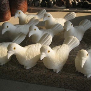 Escultura de pájaro de piedra de granito de mármol blanco tallada a mano <span class=keywords><strong>dos</strong></span> <span class=keywords><strong>palomas</strong></span> Tauben sentado de cerca en la roca - Product Image 5
