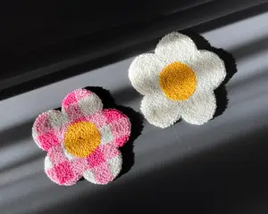 Direkomendasikan bunga putih coaster mug karpet pemegang cangkir punch jarum minuman coaster untuk cangkir pemegang