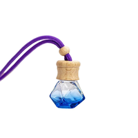 Diffuseur de parfum liquide pour voiture en forme personnalisée, à suspendre, avec bouteille en verre et couvercles en bois