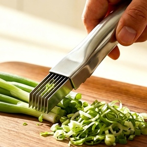 Coupe-oignon vert multi-lames en acier inoxydable, trancheuse à ciboulette, hachoir à légumes, couteau à soyeux, outil de râpage manuel, facile à nettoyer - Product Image 3