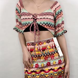 ชุดเซ็ตแจ็คการ์ดลายพิมพ์เรขาคณิตสำหรับผู้หญิง ดีไซน์ใหม่จากโรงงาน พร้อมเสื้อครอปท็อปและกระโปรงมินิปักลายดอกไม้ - Product Image 2