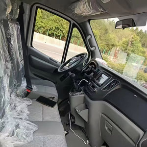 Furgoneta de Lujo de Alta Calidad, 4x4, Diésel, Manual, en Existencia - Product Image 4