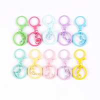 Lot de quatre fermoirs mousquetons en alliage de zinc émaillé, anneaux plats en forme de huit, pour pendentifs et perles de bijoux