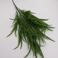 Plantes artificielles, arbustes, fougères, tiges vertes, feuilles de pin artificielles pour la décoration intérieure et extérieure de la maison