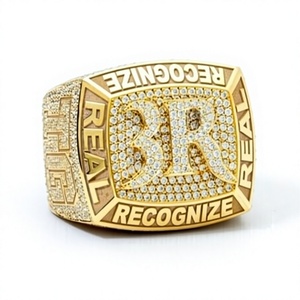 Anillo de cóctel personalizado de plata 925 chapado en oro con inicial y nombre, con moissanita y pavé, para hombre, de joyería fina. - Product Image 1