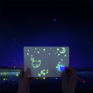 ホット販売新しい子供の教育玩具3D魔法の描画パッドグラフィック描画子供のための発光スケッチボード - Product Image 2