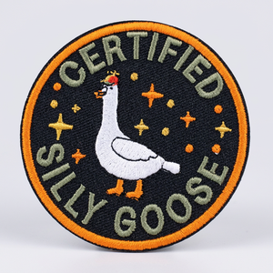 Patch brodé certifié Silly Goose, design circulaire thermocollant pour cadeaux - Product Image 1