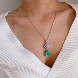 Venta al por mayor de fábrica: Pendientes de circonita roja de 14-12 mm con forma de labios, chapados en oro, de aleación de cobre ecológica, joyería de moda para bodas. - Product Image 4