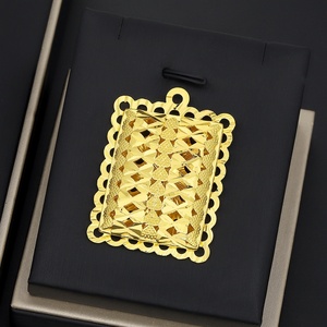 Pendentif de mariage carré grand format plaqué or 24 carats avec sertissage griffe, design JXX, bijoux unisexe - Product Image 4