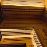 Sauna à vapeur carré extérieur pour 4 à 6 personnes, construction en épicéa carbonisé avec cadre noir, chauffage 6 kW, porte en verre trempé