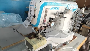 Máquina de Coser Industrial Jack K5E Interlock, la Más Vendida, para Coser Dobladillos de Cuellos, Maquinaria para Prendas de Vestir, Tres Agujas, Cinco Hilos - Product Image 3
