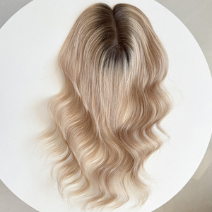 Listo para enviar: Topper de cabello europeo 3x5.5 con base mono y clips de PU, ondulado, color rubio balayage, para mujeres con pérdida de cabello. - Product Image 2