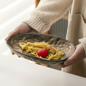 Plato de servir irregular hecho a mano de cerámica con incrustaciones doradas estilo Wabi Sabi para platos de fiesta - Product Image 2
