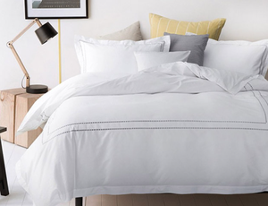 Precio bajo 85GSM 100% Poliéster Blanqueado Tela de microfibra blanca para sábanas de hotel - Product Image 5