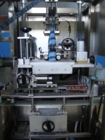 Machine d'étiquetage de manchons pour bouteilles, canettes, barils (emballages plastiques/verre)