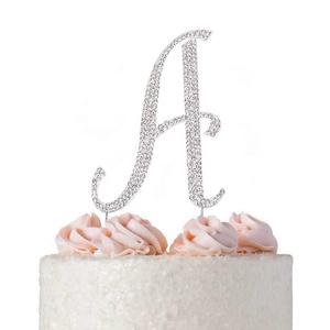 Adorno para pastel de bodas con diamantes de imitación y monograma dorado en cualquier letra A <span class=keywords><strong>B</strong></span> C D E F <span class=keywords><strong>G</strong></span> H I J K L M N O P Q R S T U <span class=keywords><strong>V</strong></span> W X Y Z - Product Image 3