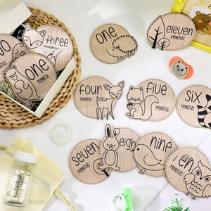 Ingrosso 12 pezzi simpatici fai da te segni di animali in legno pietra miliare del bambino annunci per Baby Shower decorazioni incise carte pietra miliare - Product Image 5