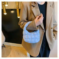 Nouveau sac sous le bras coréen tendance et élégant pour femme, design matelassé à carreaux et effet nuage