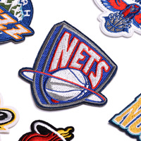 Écusson brodé en tissu tissé avec logo d'équipe de basketball pour vêtements et textiles de maison