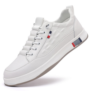 รองเท้าผ้าใบสีขาวสำหรับผู้ชาย รองเท้ากีฬาลำลอง ส้นเตี้ย พื้นยางกันลื่น รองเท้าหนังสำหรับใส่พักผ่อน - Product Image 4