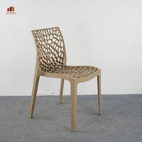 Chaise de salle à manger en plastique empilable moderne avec dossier et assise en toile d'araignée pour véranda extérieure, balcon, café, salle à manger, patio, bord de piscine