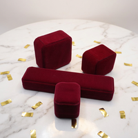 Velours rouge classique économique et boîtes à bijoux en plastique de flocage Option de gros pour le stockage et l'affichage