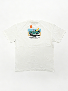 Camiseta Extra Grande de Algodón Beige - Estilo Vacacional Informal con Estampado Gráfico de Auto Todoterreno Retro '95 de Coastal Drive - Product Image 4