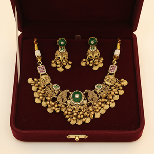 Ensemble collier ras-de-cou lourd en argent traditionnel avec perles centrales en pierre verte et boucles d'oreilles assorties - Product Image 4