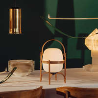 Vente en gros de lampe de table lanterne portable cadre en bois scandinave abat-jour à capsule en verre pour salon moderne hôtel patio ambiant
