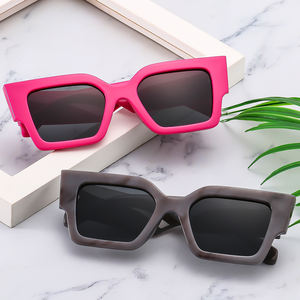 <span class=keywords><strong>Occhiali</strong></span> <span class=keywords><strong>da</strong></span> <span class=keywords><strong>Sole</strong></span> 2024 Stile Off-W di Tendenza in PC Spesso Grigio per Uomo Montatura Quadrata <span class=keywords><strong>da</strong></span> <span class=keywords><strong>Donna</strong></span> Rettangolare con Logo Personalizzato - Product Image 2