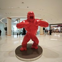 Statue géante en résine de gorille rouge, sculpture du personnage King Kong pour la décoration commerciale intérieure et extérieure