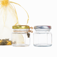 Tarro de miel hexagonal de vidrio de 1.5 oz con cucharita de madera y cuerda de yute, ideal para regalos y recuerdos de boda, venta al por mayor.