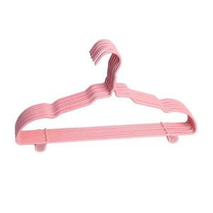 Cintre rectangulaire en velours rose avec rainures antidérapantes pour magasin de vêtements, type crochet - Product Image 1