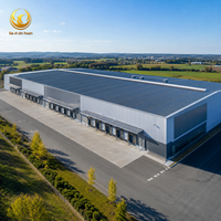Entrepôt logistique en structure métallique, centre de distribution préfabriqué, bâtiment de stockage à grande portée, plusieurs baies de chargement