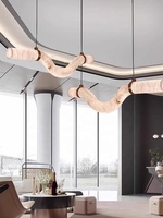 Luminaire suspendu néoclassique en marbre naturel espagnol de designer populaire, style italien luxueux pour salon et salle à manger.